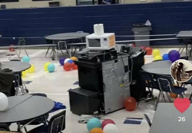 미국 고교생 졸업반 학생들 장난치다 무더기 정학 실내 물건을 옮겨놓고 바닥에 풍선을 깔아놓았다. 미국 지역 매체 뉴스4 머건 버렐 트위터. 재판매 및 DB 금지.