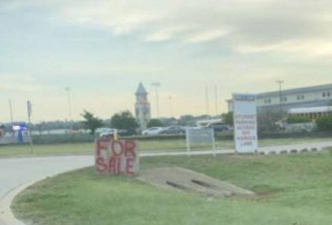 미국 고교생 졸업반 학생들 장난치다 무더기 정학 학교 앞에 '판매중'이라는 입간판을 세워놓았다. 미국 지역 매체 뉴스4 머건 버렐 트위터. 재판매 및 DB 금지.