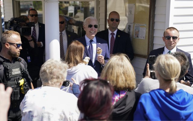 ‘마스크’를 쓰지 않은 조 바이든 대통령이 아이스크림을 들고 일반 시민들과 밝게 웃으며 대화를 나누고 있습니다. AP 뉴시스