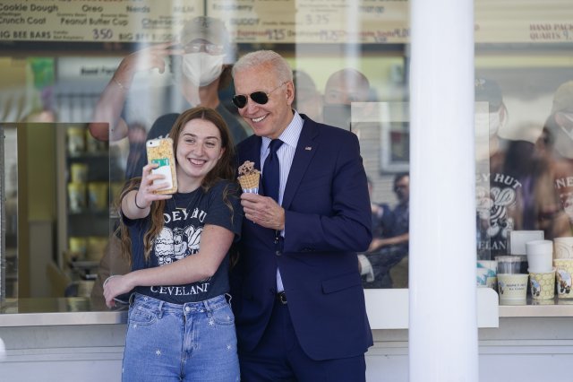 바이든 대통령이 아이스크림 직원과 함께 기념 사진을 촬영하고 있습니다. AP 뉴시스