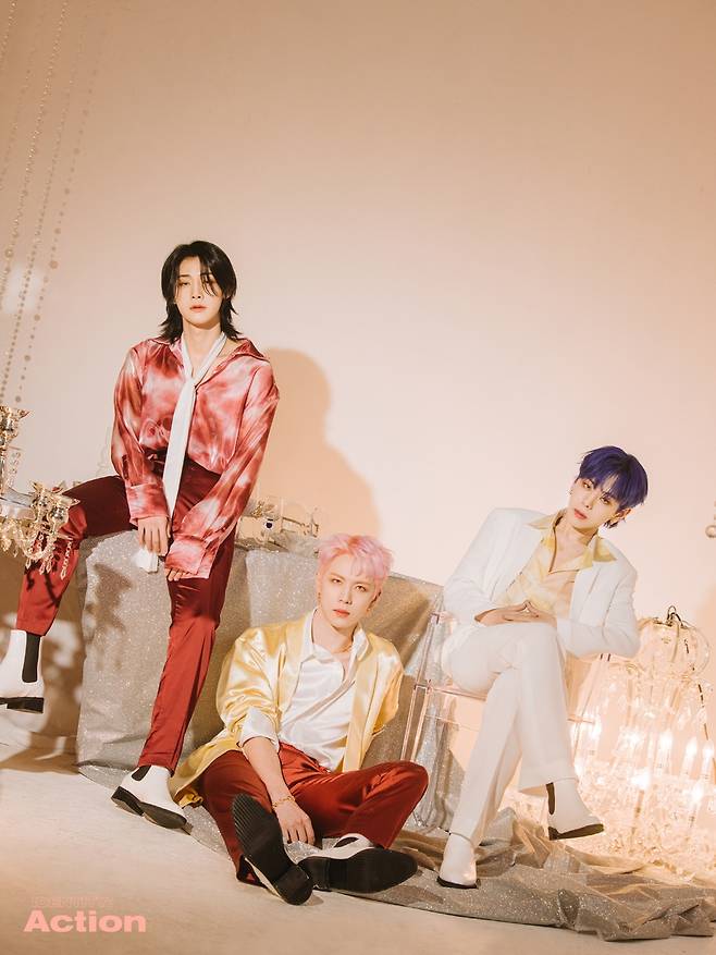 The group WEi (WEi) wore all-time glamour.WEi (Epic implementation, Kim Dong Han, useful, Kim Yo-han, Kang Sukhwa, and Kim Jun-seo) released the first group and unit concept photo of their third mini-album IDENTITY: Action (Identity: Action) on the official SNS on the 28th.In the public group photos, various beads, crystal balls, glass crafts, fabrics of glitter materials, and other colorful accessories were included, along with WEi surrounded by subtle lighting.WEi gave a dreamy mood, but she gazed at the front with intense eyes and gave a double charm.In the unit concept photo, which was conducted by Epic implementation, Kim Dong Han, useful, Kim Yo Han, Kang Sukhwa and Kim Jun Seo, WEi caught the attention with a more ripe appearance.WEi, which has a languid yet solid masculine beauty, is adding to expectations by foreseeing a new look that has not been shown in the existing album.IDENTITY: Action is an album that decorates the US of WEis IDENTITY trilogy series.WEi, which released IDENTITY: Challenge in February this year after debuting to the music industry with IDENTITY: First Sight (Identity: First Site) last October, received great love from global fans, singing the passion and passion of challenging youth.WEi is expected to return to a more mature form with music, visuals and performances through this album.Expectations are gathering for WEis new move, which has been steadily growing to become a fourth-generation emerging powerhouse by debuting as a monster newcomer.Meanwhile, WEis third mini-album IDENTITY: Action will be released on the music site before 6 pm on June 9th.iMBC  Photos Offer: above-entertainment