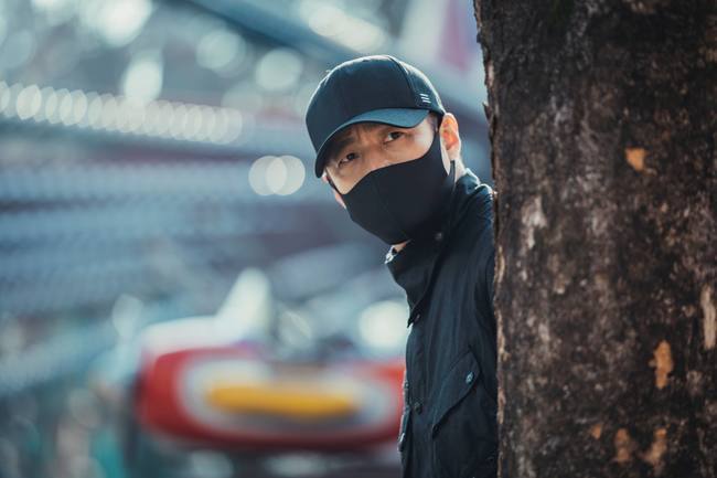 Undercover Kim Hyun-joo goes on a secret meeting with Han Go-eun.JTBC gilt drama Undercover (directed by Song Hyun-wook, playwrights Song Ja-hoon and Baek Cheol-hyun, production story TV and JTBC studio) will be broadcast 11 times before May 28th, with Han (Ji Jin-hee), Choi Yeon-su (Kim Hyun-joo), and Doyoung Girls (J The breathtaking scene of the attack was revealed to the man-sik min, and the Han Go-eun min.It raises tension about what kind of blue the dangerous encounter of the four people who are tangled in a terrible way will bring.In the last broadcast, Lee Seok-gyu (=Chung Hyeon/Yon Woo-jin)s voice confused Han and Choi Yeon-su with Danger.Doyoung Girl swapped a recording file for Chung Hyeon, which exposes her reality.The contents of the call, which former Angibu agent Lee Seok-gyu reports on the appearance of Kim Tae-yeol (Kim Young-dae), shocked Choi Yeon-su and predicted the unpredictable development.Choi Yeon-su tries to make a tangent with Ko Yun-joo, who sent a tip-off to Choi Yeon-su that he witnessed Kim Tae-yeols death.So, the story of the day is drawing attention. The photo released is chaos itself.Choi Yeon-su and Go Yoon-jus appointment place were also caught unexpectedly.One face-covered Chung Hyeon is watching their movements sharply, and the Doyoung girl who follows Choi Yeon-su adds tension.The more Choi Yeon-su digs into the truth, the more Lee Seok-gyu is buried deep.Han has been breaking through the extreme Danger to keep that secret, but it is inevitable that Choi Yeon-sus suspicions will be more touchy as they have begun.It is noteworthy what the past secrets of Ko Yoon-ju remember, what can convey all the truth to Choi Yeon-su, and the actions of those who remind them of intelligence warfare.In the 11th broadcast on this day, Ko Yoon-ju proposes to Choi Yeon-su to inform him of the true crime of Kim Tae-yeol.The unseen battle between Go Yoon-joo, who is trying to tell the truth to Choi Yeon-su, and Doyoung Girl, who is trying to stop them, and Chung Hyeon, who is monitoring them, begins.The exciting and urgent development will make you sweat in your hands, he said. We are waiting for the shocking reversal and secret of Kim Tae-yeols death, so please watch.