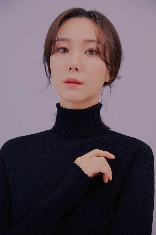 Actor You-Young Lees new profile cut has been unveiledYou-Young Lee agency Ace Factory released a new profile photo of You-Young Lee on May 28.You-Young Lee has freely transformed the atmosphere from pure charm to allure, chic, and lovely, capturing the attention with a deeper and more unique aura.First, You-Young Lee has a pure charm with a unique dreamy eye and a bright and fresh smile.In the cut with the black turtleneck, the atmosphere is reversed in an instant, creating an elegant and alluring atmosphere, and in the cut that lightly matches the black jacket, you-Young Lees healthy charm is revealed.Finally, in the picture wearing a dress, I was able to feel the charm of You-Young Lees brilliant visuals and palettes with the original loveliness.