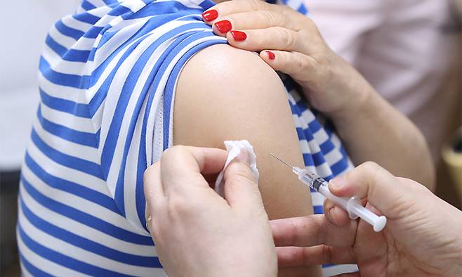 지난 27일 서울 성북구 한 병원에서 시민들이 백신 접종을 받고 있다. 연합뉴스