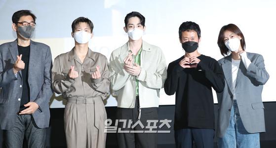 Director Yuha (from left), Actor Seo In-guk, Lee Soo-hyuk, Seung-mok Yoooo and Bae Da-bin attend the stage greeting of the movie Pipeline held at Lotte Cinema Cheongnyangri, Dongdaemun-gu, Seoul on the afternoon of the 29th and communicate with the audience.Pipeline (director Yuha) is a crime entertainment film about a team play by six potters who dream of turning their lives around by stealing hundreds of billions of oils hidden under the land of the Republic of Korea. It was performed by Seo In-guk, Lee Soo-hyuk, Seung-mok Yooo, and Bae Da-bin.