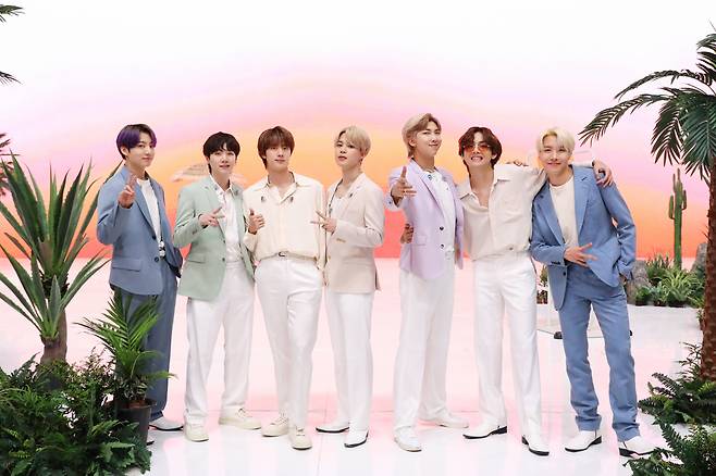 BTS appeared on the India SummerConcert series hosted by ABCs English Vinglish Americas, a synonym for the United States of America morning program, on Friday, and opened its recently released new song Butter and the digital single Dynamite released last August.BTS, the first runner in the lineup of the 2021 India SummerConcert series this year, gave viewers a summer scent with a performance full of refreshing and refreshing charm.BTS sang a series of Butter and Dynamite remixed tropical versions in an exciting and light atmosphere.Both songs were played in a wide indoor space reminiscent of the summer sky, making BTS light and dynamic performance more prominent.BTS, which appeared in all-white suits, completed the fascinating choreography of Butter in line with the mood of a large LED screen that changes into colorful colors every moment.The Dynamite stage was held on a stage set decorated with summer accessories such as palm trees, surfing boards, parasols, and camping hammocks.BTS, free to move between spaces, has made the songs charms look passionate and cheerful, with a large LED background leading to the entire atmosphere of the stage, immersing all World fans.Especially, on the screen with the background of the glow, various small items such as various palm trees and piles of stones were added, and it seemed to be in the middle of the island at the sunset of summer.Asked about the secret to making hits such as Butter and Dynamite, he replied, I think that a positive song is created because I work on (music) while thinking about Amy who likes us.Also, when asked about the time he spent in a situation where he was not free to go out due to the former World fandemic situation, he said, I spent my hobby or working on a new song.BTS also announced plans for the future, including preparing a fan meeting MUSTER to commemorate its debut, saying, We are communicating through various SNSs and new songs, when asked how they are communicating with fans in a situation where they can not open offline concerts.Finally, regarding the special episode Friends: The Reunion of the recently featured United States of America popular sitcom Friends, RM said, Friends is my English teacher and (in the works) actors are my eternal idol.