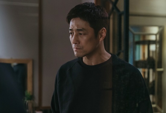 Tragedy erupted for the Undercover Ji Jin-hee and Kim Hyun-joo families.The JTBC gilt drama Undercover released a still cut on the 29th that shows Limited Express (Ji Jin-hee) and Choi Yeon-su (Kim Hyun-joo), who finally faced all Satya.The changing atmosphere of these families makes us expect a backlash from unusual upheaval.The real identity of Limited Express was revealed in the last broadcast, and Choi Yeon-su was in a state of betrayal and shock.The lies and secrets of her husband Limited Express, which she had never doubted, were more than imagined.The limited Express, which he believed and loved more than anyone else in the past years, was a fictional being, and the confusion was added to the fact that he was Lee Seok-gyu.Choi Yeon-su then pointed a gun at Limited Express and questioned Satya to announce the start of the catastrophe.In the meantime, Limited Express, Choi Yeon-sus sad eye contact makes me sad.The two people who are trying to feel intense emotions as if they are bursting at any moment add to the curiosity.Choi Yeon-sus painful eyes, which touch the wedding ring with a heart-wrenching face, show his heart.Tears are drawn to Choi Yeon-sus Choices, who speak heartily to her husband Limited Express.Complex emotions also flash in the eyes of Limited Express, who looks heartbreakingly at his wife, Choi Yeon-su.Satya, who had to hide it in the past to make love, now to protect his family, but the price of falsehoods that are too late to return is harsh.The broken faith begins to shake the happiness of his family that he was trying to protect so much, and his son Seung-gu (Yoo Sun-ho) and his daughter Seung-mi (Lee Jae-in), who sensed the air that had been reversed overnight, are also anxious.The pain and wounds of Limited Express and Choi Yeon-su deepen in the 12th broadcast on this day.Kang Chung-mo (Lee Seung-jun), who received Lee Seok-gyus list, recommends Choi Yeon-su to step down from his position as head of the Office of Criminal Investigation (Criminal Investigations for High-ranking Public Officials).The Undercover crew said, The cracks in Limited Express, Choi Yeon-su, who learned all Satya, grow out of control.Now, lets see what Choices will do, and the two brinkmen will either overcome the crisis or go to a bigger catastrophe, said Limited Express, who had no choice but to hide everything to protect what was precious.Meanwhile, the 12th Undercover episode will air today (29th) at 11 p.m. on JTBC.Photo: Story TV and JTBC Studio