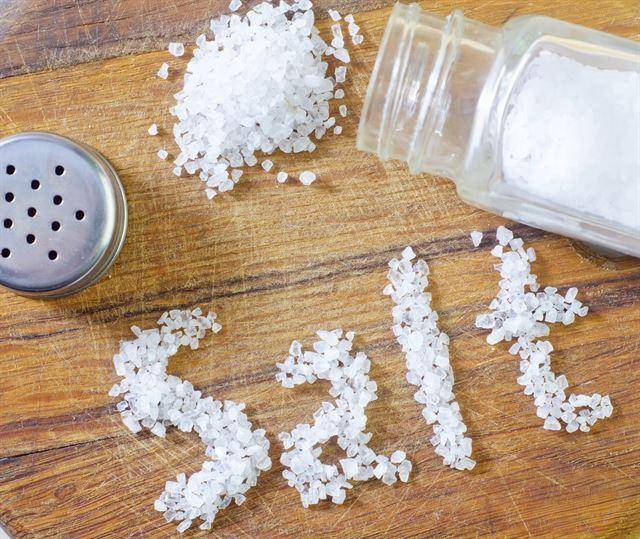 소금 섭취를 하루 1g만 줄여도 심혈관 질환에 걸릴 위험이 크게 줄어든다는 연구 결과가 나왔다. 게티이미지뱅크