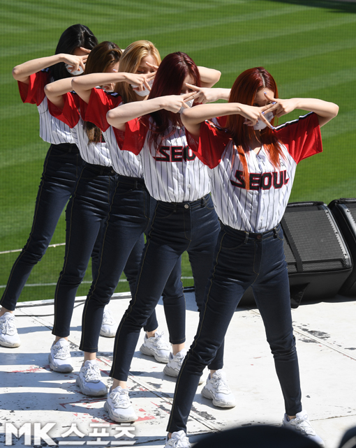 On the afternoon of the 30th, 2021 KBO League Kiwoom Heroes and LG Twins Kyonggi took place at Jamsil-dongBaseball park.On the same day, Yuna and Ryu Jin, members of the five-member girl group ITZY (ITZY), performed special performances in Shigu, Shita, and cleaning time, respectively, and received a lot of applause from baseball fans.ITZY is performing on a cheering platform.
