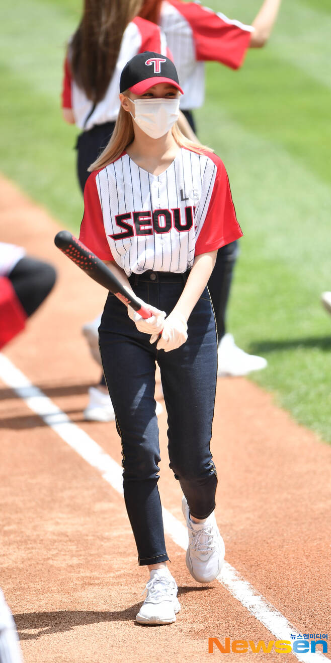 The LG Twins-Help Heroes game of the 2021 Shinhan Bank SOL KBO League was held at Jamsil Baseball Stadium in Songpa-gu, Seoul on the afternoon of May 30.Before the game, girl group ITZY (ITZY) Yuna played Club Universitario de Deportes by City Ryu Jin. After the end of the fifth round, ITZYs stage performance will be held.As a starter, LG has won five wins, and Help has won two wins in the season.