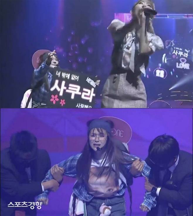아이즈원으로 활동하던 미야와키 사쿠라가 29일 진행된 콘서트 무대에서 한국어가 적힌 플래카드 퍼포먼스를 진행해 한국인 비하 논란에 휩싸였다. 유튜브 방송 화면