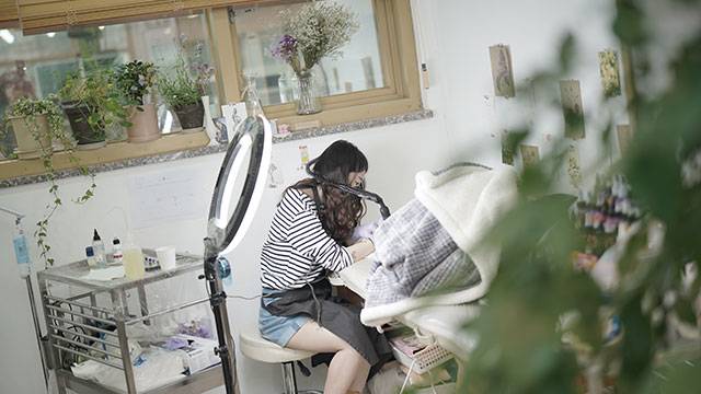 타투이스트 연, 작업하고 있다