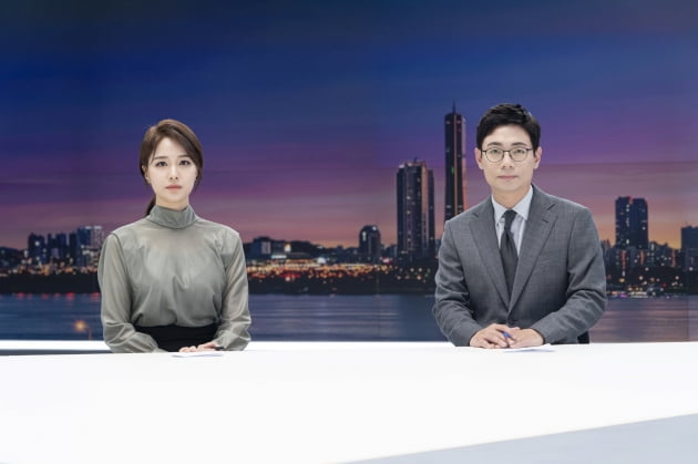 The Newsroom will carry out front reorganization such as anchor replacement and time change.JTBC said, From June 7, we will carry out reorganization throughout the coverage sector. This reorganization includes weekday The Newsroom and Weekend The Newsroom as well as daytime current affairs programs. Anna Kyung anchor keeps The Newsroom position with Oh Dae Young anchor. Seo Bok Hyun anchor returns to the coverage department.The The Newsroom time zone change is also noticeable: Weekday The Newsroom advances the opening time to 7:30 p.m. Running times are also adjusted from 80 minutes to 60 minutes.Weekend The Newsroom airs at 6pmAs a result, MBC What do you do when you play on Saturday and SBS Running Man on Sunday will face the Weekend variety programs.The Newsroom plans to capture various news and information that viewers want, such as economy, digital, consumer, and people, with the concept of news show.Han Min-yong anchor, who was loved in parallel with field coverage and progress, is in place and has a full preparation to show more passionate appearance.At 6 pm on weekdays, a new program Ssulzun Love Live!The best sleds in Korean politics will appear to explore the presidential election and social issues to be held next year.Former professor of Dongyang University in Jin Jung-kwon and former supreme council member Lee Jun-seok are together.Panels that will represent the positions of the ruling and opposition parties, including Kim Jong-min, Jang Jae-won, Kang Hoon-sik, and Yoo Sang-bum, are also waiting.JTBCs longest current affairs program Political Vice-Meeting attempts to reorganize the largest in seven years.The format will be replaced with issues that can better enhance the personality of the performers by improving the presentation corner centered on the entrance, which was divided into Cheong Wa Dae, the ruling party, and the opposition party.Kang Ji-youngs announcer who went to Ssulzun Love Live! Is replaced by Baek Dae-hye announcer.In addition, it will be broadcast earlier from 6:20 pm to 4:30 pm.