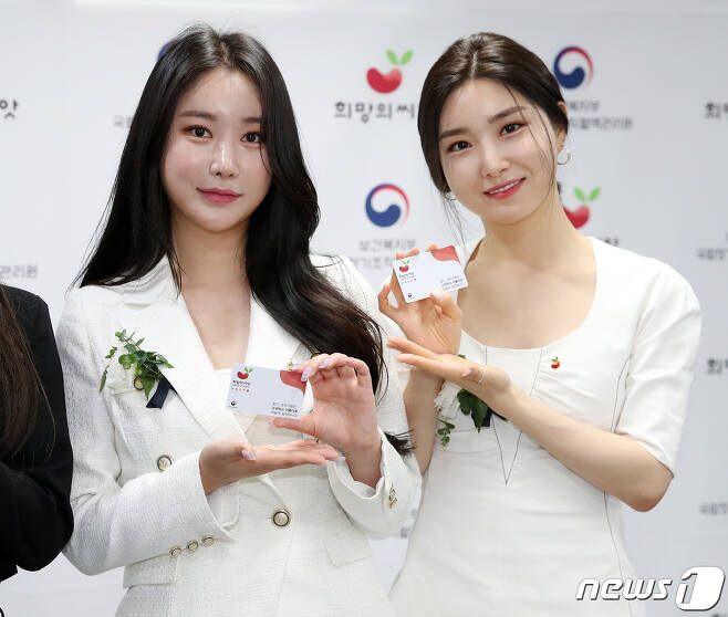 Seoul=) = Girl groups Brave Girls private sector and Yuna (right) pose with a United Network for Organ Sharing hope certificate at the School of the 6th Seed Life Sharing Ambassador Ceremony held at Seoul City Tower in Huam-ro, Jung-gu, Seoul on the morning of the 1st.2021.6.1