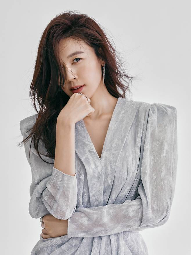 Actor Kim Ha-neul is attracting attention by unveiling a new profile with various charms.Actor Kim Ha-neul in a new profile released by his agency Yoo Ha-Na on the 1st naturally expresses a chic yet intense mood in the picture.The appearance of a black-toned blouse in the background of the red sunset gives a graceful atmosphere and gives a glimpse of Kim Ha-neul, who has matured further.Kim Ha-neul, who has a luxurious dress and black suits in silver tone, stands out for her professional side and admires her with a sophisticated aura.In addition, Profile, which was unveiled this time, imprints the presence as the representative actor of Korea with the atmosphere as deep as the original charm of Kim Ha-neul as well as the filmography accumulated on the light.Kim Ha-neul, who completed various concepts with the firepower that freely moves the atmosphere of the drama and the drama at the time of shooting, is the back door that attracted the admiration of the stretched staff and predicted a new transformation and raised more expectations.Kim Ha-neul, who has completed trendy and sensual filmography with a variety of characters that are not limited to genres every time.Kim Ha-neul has recently announced a new profile and QA, while interest in his activities, which have recently signed an exclusive contract with Yoo Ha-Na, has been gathering attention.Q1. I wonder about the recent situation.Hi, Kim Ha-neul, Im resting well these days, and Im constantly thinking about what Id like to do with my next film, and what Id like to show you.Q2. Were releasing a new Profile. What do you think?A little different from the existing Profile photos Feelings, I took them close to the Feelings of the picture.I want to show you more natural things, so I tried it again and I am looking forward to seeing how you will look at it. Q3. What about your usual personality? Is it stressful?I am really good at laughing, I think, because I am very good at the trivial things and I am positive in every way, so I dont feel so stressed.Q4. What works or roles do you want to play?I thought Id done a lot of works of melodies and lovely Feelings recently, and I thought that I would like to do natural activities of such Feelings like my sister, my sister, who is natural, tough and comfortable nowadays.So Im seeing a lot of those works.Q5. What if theres a modifier you want?I would rather have a modifier for the work, like, if I do an action that fits the character in the work of the Action genre, rather than making regulations, like Action Queen.Q6. What about the most attached work or character?Its so hard to combine film dramas and pick one of them beyond twenty, because there are so many of my favorites (laughs).However, I think of my work, Do not believe her.I greeted you with a calm or sweet Feelings work at the beginning of my debut, especially because the character itself is a very bright Feelings work, so it was really helpful to me to act and I like the memories of that time.iMBC  Photos Offer = Yoo Ha-Na