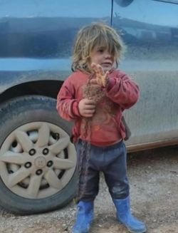 시리아 난민 캠프에서 쇠사슬에 묶여 생활하다 숨진 6살 아이 날라 알 오스만. [트위터 캡처]