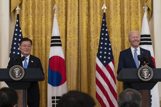 조 바이든 미국 대통령(오른쪽)은 지난 21일 문재인 대통령과 정상회담 후 "한국군 55만 명에게 완전한 (백신) 접종을 하겠다"고 말했다. [AP=연합뉴스]