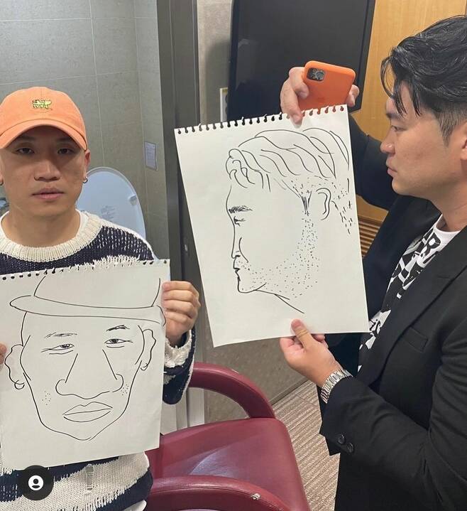 Group Dynamic Duo was caricatured by comedian Ha Jun-su.Dynamic Duo Choiza posted two photos on his Instagram account on June 1, with the caption: Hakaso...In the photo, Choiza and Gaeko are taking a certified shot with a simple caricature that resembles them.He tagged Ha Jun-su in the picture and informed him that it was his work.Ha Jun-soo has appeared in MBC entertainment What do you do when you play? Yoo Jae-seok, Hong Hyun-hee, Lee Kook-ju, Jesse and Kang Jae-joon.Meanwhile, Dynamic Duo debuted in 2004 with Taxi Driver; in November last year, it released the single SOON.
