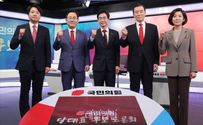 국민의힘 당대표 후보들이 1일 충무로 MBN스튜디오에서 열린 당대표 후보 토론회에 참석해 시작에 앞서 기념촬영을 하고 있다. 왼쪽부터 이준석, 주호영, 조경태, 홍문표, 나경원 후보. ⓒ국회사진취재단