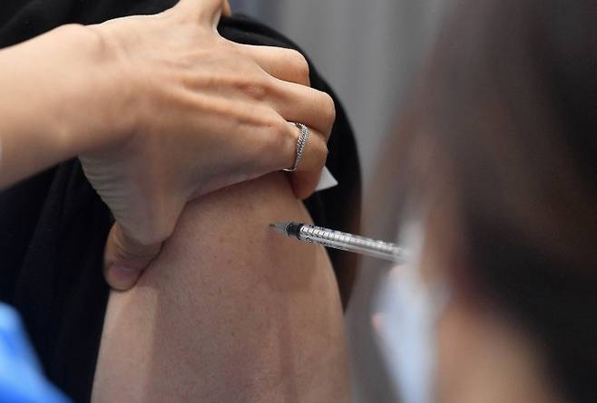 만 75세 이상 고령층에 대한 코로나19 백신 접종이 시작된 1일 서울 송파구 거여동 송파체육문화회관에 마련된 예방접종센터에서 어르신이 화이자 백신을 접종 받고 있다. 2021.04.01 사진공동취재단