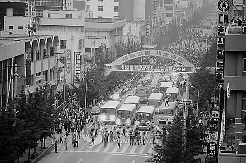 1980년 5월 18일 광주 금남로에서 시민과 학생들이 군사정권 퇴진을 요구하며 대형 버스를 앞세우고 대로를 가득 메운 채 시위를 하고 있다. [연합뉴스 자료사진, 재판매 및 DB 금지]