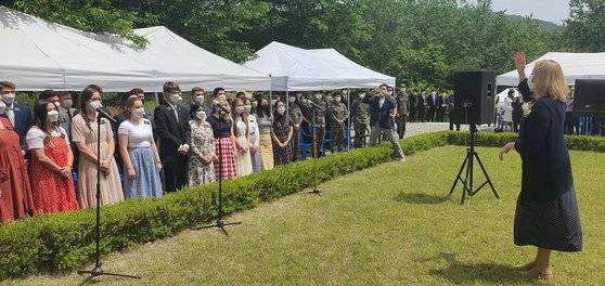 가평 전투 70주년을 기념하는 행사에서 한국과 미국의 참전용사 후손들이 함께 애국가와 미국 국가를 번갈아가며 부르고 있다. 브래드 테일러의 부인 앤 테일러 여사가 지휘하고 있다.