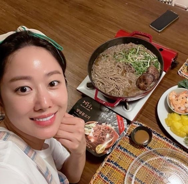 Actor Jeon Hye-bin has prepared a Bulgogi diet for HusbandJeon Hye-bin said on June 3 in a personal instagram, I am busy these days, so I am saddened by the ingredients that are only taking time out of the refrigerator.Nowadays, I am making a lot of milky products in Drama, so I was trying a lot of things and the Husband reaction was the best.I posted a picture with the article What is Meat Iz?The photo shows Jeon Hye-bin leaving a Bulgogi Hansang certification shot.The modest vibe of Jeon Hye-bin also stands out - a brilliant visual without a glamorous make-up that exudes admiration.Jeon Hye-bin married a senior Dentist in December last year.Jeon Hye-bin is appearing as Lee Kwang-sik in KBS 2TV weekend drama OK Photon which is currently on air.OK Photon is a mystery thriller melodic home drama that begins when all the family members are identified as murder suspects in the murder of their mother during their parents divorce lawsuit.