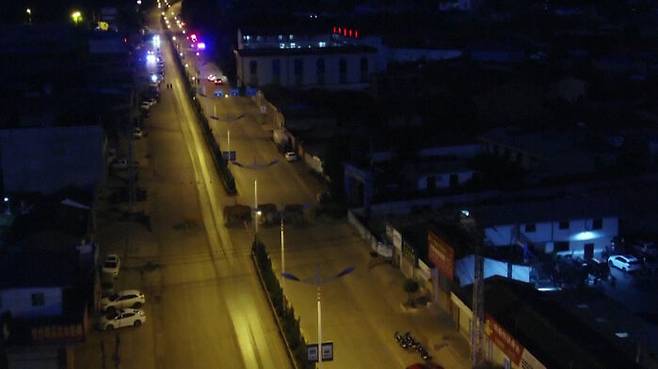 도로를 건너고 있는 아시아코끼리 떼