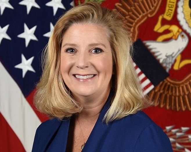 크리스틴 워머스 미국 육군장관. 미 창군 이래 첫 여성 육군장관이다. 미 육군 홈페이지