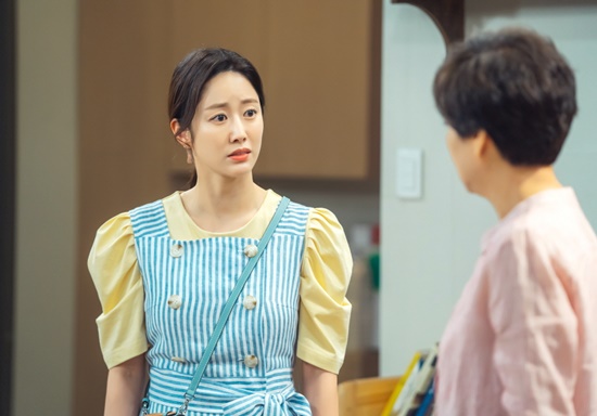 OK Photon Mae Jeon Hye-bin was spotted stationing Daechi with FamilyKBS 2TV Weekend drama OK Photon, which was broadcast on the 30th, exceeded 30% again with 27.5% of the nationwide ratings and 30.5% of the second part based on Nielsen Korea.Especially, all the channels broadcast on this day, all the programs, the audience rating was ranked first, and for the ninth consecutive week, the Weekend was the strongest player.In the last broadcast, when Lee Kwang-sik (Jeon Hye-bin) and Han Ye-seul (Kim Kyung-nam) were caught in love with their aunt, Lee Bo-hee, Han Ye-seul finally declared farewell, which caused viewers sadness.Obongja, who witnessed Lee Kwang-sik and Han Ye-seul while riding in a truck, was drawn to the house with Lee Kwang-sik.Lee Kwang-sik said that he could not finish with Han Ye-seul, and he even visited Han Ye-seul and spit out the poison.Han Ye-seul, who was devastated by this, eventually shocked Lee Kwang-sik by turning around alone, saying, When I will break up and break up now.On the 3rd, OK Photon Mae released a steel showing Lee Kwang-sik crying after Lee Kwang-nam (Hong Eun Hee), Lee Kwang-tae (Ko Won-hee), Oh Bong-ja and Taechi station.In the photo, there is a scene in which Lee Kwang-sik is facing the five-year-old, Lee Kwang-nam and Lee Kwang-tae,Lee Kwang-sik, who has a hard-on-the-spot look, pours his opinions toward the Family, but Lee Kwang-nam is confronted with a rant, Lee Kwang-tae with his arms folded, and Oh Bong-ja with a decisive expression.As the flames without concessions are pouring, Lee Kwang-sik, who is angry at the end, is seen tearing down and attention is focused on the story to be developed in the future.Their extreme Daechi station scene was filmed in May.It was always intimate and intense actors, but on this day, it was necessary to spread the urgency of confronting the sharpness of the drama and pole different opinions.Jeon Hye-bin began to tear up from rehearsals, maximizing the sentiment line, leading to the immersion of Hong Eun Hee, Ko Won-hee and Lee Bo-hee.When he started shooting in earnest, Jeon Hye-bin vividly portrayed Lee Kwang-sik, who cried out in anger, and Hong Eun Hee, Ko Won-hee, and Lee Bo-hee completed the voice with a voice.The production team said, Jeon Hye-bin and Hong Eun Hee - Ko Won-hee - Lee Bo-hees authentic Acting Hap has made the scene breathless. I hope you will expect 23 broadcasts this week to see what will happen to Lee Kwang-sik, who has a heartbreaking farewell,Photo: KBS 2TV OK Photon Mae
