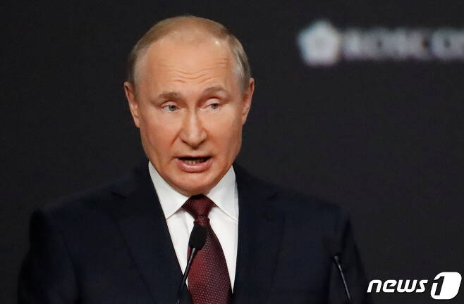 블라디미르 푸틴 러시아 대통령이 4일 열린 '2021 상트페테르부르크 국제경제포럼'에서 연설하고 있다. © 로이터=뉴스1