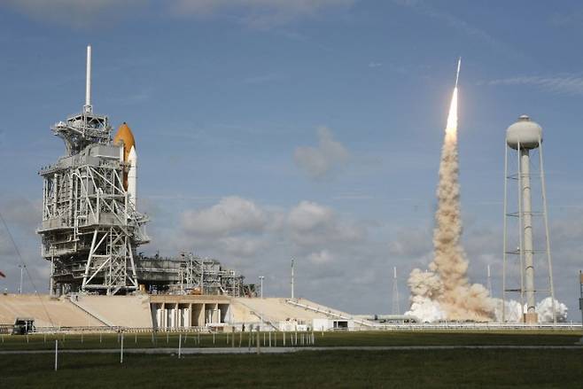 2009년 미국항공우주국(NASA)이 개발 중이던 아레스I 로켓(오른쪽)의 시험 발사에 나선 장면. 당시 진동이 너무 심해 이를 상쇄하기 위한 장비가 개발됐고, 이 기술이 최근 부유식 해상풍력발전기에 활용됐다. NASA 제공