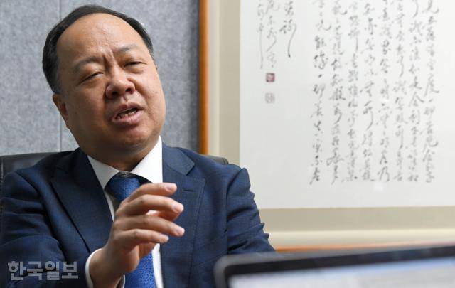 강석민 변호사가 3일 서울 강남구에 위치한 법무법인 백상 사무실에서 한국일보와 인터뷰를 하고 있다. 서재훈 기자