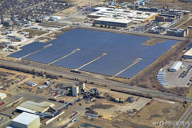 한화큐셀USA가 지난 4월 미국 인디애나폴리스 메이우드에 건설한 10.9MW(메가와트) 규모 태양광발전소 모습. /사진제공=한화큐셀