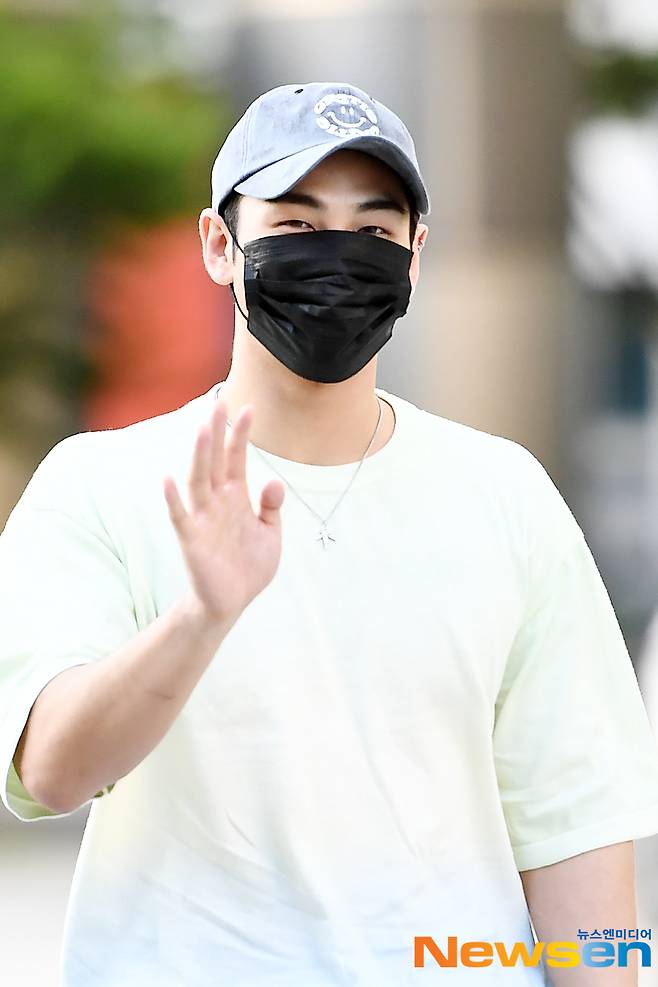 NUEST member Baekho is on his way to work as a radio special DJ for SBS Power FM Young Street in SBS Mok-dong, Yangcheon-gu, Seoul, on the afternoon of June 4.
