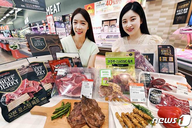 4일 서울 강서구 홈플러스 강서점에서 모델들이 ‘육육데이’ 행사 상품을 선보이고 있다. (홈플러스 제공) 2021.6.4/뉴스1
