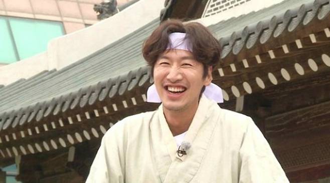 Lee Kwang-soo will part with the Running Man family who have been together for more than 10 years.On SBS Running Man broadcasted on the 6th, Lee Kwang-soo and the members who are about to get off are drawn.The members who met for the first time since Lee Kwang-soo got off the broadcast last week started to start Lee Kwang-soo as soon as the filming started, saying, I get off.The members showed up until the second stage of the departure, Ha: If I recruit my members, Cha: Cha Eun-woo, Cha Tae-hyun, and made the scene laugh.What will the last dinner be? Lee Kwang-soos departure news was pleasantly melted with Running Man Style .Following last week, members of this week will constantly mention the departure, and Lee Kwang-soos era will continue.On this day, the members who turned into a mugster are giving three meals to Yoo Jae-Suk. Yoo Jae-Suk opened the opening of the opening ceremony and said to Lee Kwang-soo, It is a very messy thing to go out (get off).Lee Kwang-soos betrayal also ran on the day, and Lee Kwang-soo was caught in a situation where he was caught secretly taking away other lobsters to receive more lobsters from Yoo Jae-Suk.The members said, Where are you going before you go out! And sublimated the getting off again with laughter.On the other hand, Ji Seok-jin, who declared Crying a Cross once a time until he got off, shouted a Cross again and made a sense of being a Cross.The beautiful farewell formula with Lee Kwang-soo, who is Running Man, can be confirmed through broadcasting.