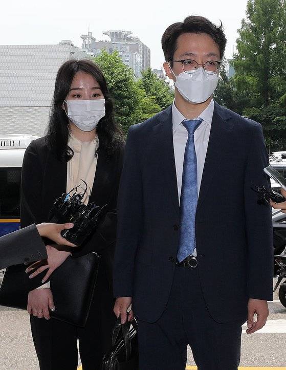 A씨의 법률대리인인 법무법인 원앤파트너스 이은수(오른쪽), 김규리 변호사가 1일 유튜버 B씨를 허위사실 유포에 의한 정보통신망법 위반과 업무방해 혐의로 고발하기 위해 서울 서초구 서초경찰서로 들어서며 취재진 질문에 답하고 있다. 뉴스1