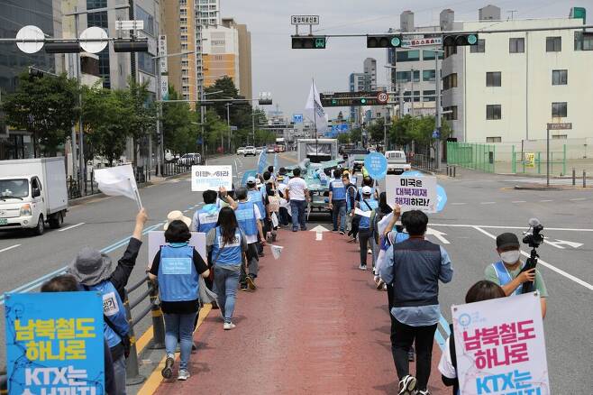 판문점을 향해 걷는 행진 대열이 대전 시내를 통과하고 있다.