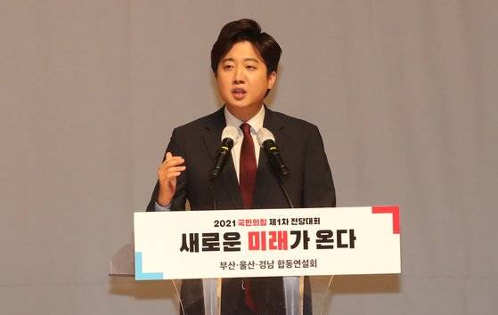 국민의힘 6·11 전당대회에 출마한 이준석 당대표 후보자가 지난 2일 오후 부산 벡스코 오디토리움에서 열린 부산·울산·경남 합동연설회에서 연설을 하고 있다. 송봉근 기자