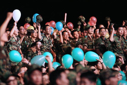 2009년 육군 3사단에서 열린 공개방송에서 장병들이 풍선을 흔들며 환호하고 있다. 국방홍보원