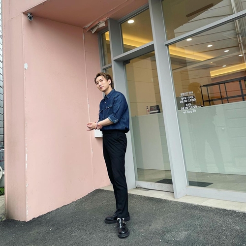 Group BtoB leader Seo Eunkwang has released a pictorial routine.On the 7th, Seo Eunkwang posted a picture with his article Good Afternoon through his SNS channel.In the open photo, Seo Eunkwang caught the eye by showing a whole body shot by matching a blue jacket and black pants to create a warm atmosphere.The fans who saw it responded hotly, Why are you so handsome and You are angry everywhere.On the other hand, BtoB, which belongs to Seo Eunkwang, will show off its spectacular stage by attending the online concert KCON:TACT 4 U from 19th to 27th.