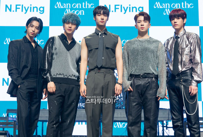 Singer N.Flying (Lee Seung-hyeop Cha Hun Kim Jae-hyun Yoo Hwe-seung Seo Dong-sung) has a photo time at the showcase commemorating the release of his first full-length album Man on the Moon, which was broadcast online live on the afternoon of the 7th.