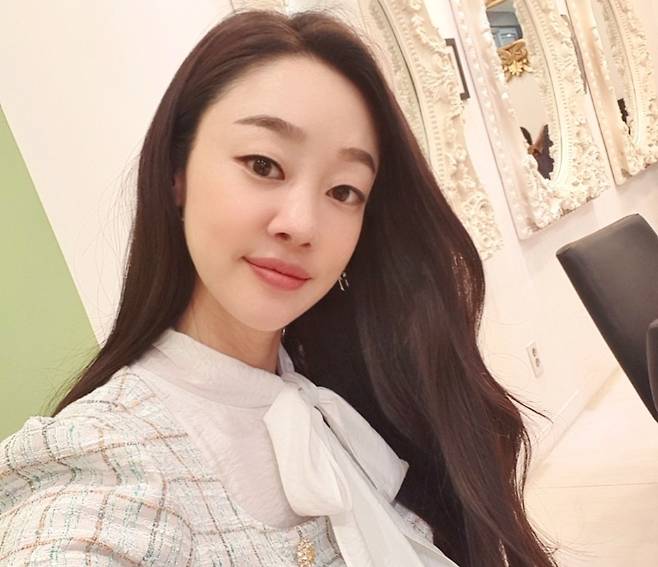 Actor Choi Yeo-jin showed off her beautiful beautyOn the 7th, Choi Yeo-jin posted several photos on his Instagram with an article entitled Flowers Now I have a breakup with you.Choi Yeo-jin in the photo emanated an Elegance charm with a coveted long wave hair.Matching an Elegance white-toned two-piece, he added a garish ribbon blouse with a point of purity.Choi Yeo-jin, who wore comfortable slippers during the break, attracted attention with her shiny sleek legs even if she sat down.Fans cheered with comments such as Beautiful, Pretty and Pretty more than flowers.On the other hand, Choi Yeo-jin is in charge of Bad girl OHara in KBS 2TV Miss Monte Cristo.