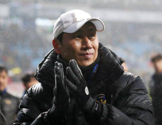 2019년 11월 24일 인천축구전용경기장에서 열린 남자프로축구 인천 유나이티드와 상주 상무 프로축구단의 경기에서 승리한 유 전 감독이 선수들을 격려하고 있다. 연합뉴스