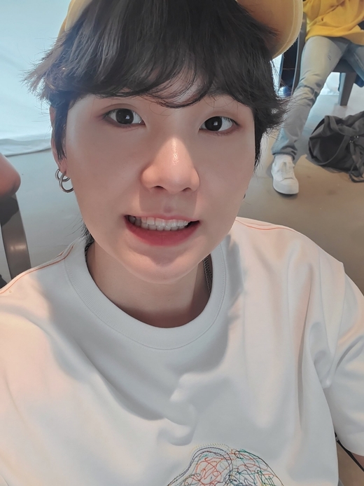 Group BTS member Suga expressed gratitude to Amy (BTS fandom name).On the 8th, Suga posted two photos with the article Thank you Amy through the official BTS Twitter Inc. 2nd Week!!Suga is seen taking a selfie with a camera as if happy.BTS has been the No. 1 hit for two consecutive weeks on the United States of America Billboards Hot 100 chart with its new song Butter.Suga, who wore a hat and showed off her wave-gin The Covered Head, showed off her cute yet lovely charm: a ceramic Skins with no flaws in close-up shooting.Especially, the face is white and lean as if it is made of glutinous rice. Suga does not miss charisma with cat eyes.The netizen who saw it said, Congratulations! Lets go all the way, I can not help but love you, Do you know that?If you see something cute, you lose Memory ... and so on.