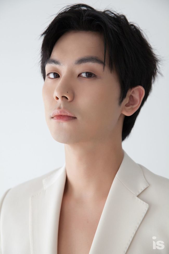 Actor Ahn Woo-yeons chic charm, charisma, and sensual charm were all revealed.A picture of Ahn Woo-yeon and magazine Izu is working together, which has been active in the activities of the work since the military discharge, was released on June 8.Ahn Woo-yeon, who showed a deeper and firmer look as well as visuals through this picture, is attracting attention with various charms, ranging from the more intense Acting Pavilion to the impressions of his thirties and passion that is not afraid of challenge.In particular, he completed the Ahn Woo-yeon Black and White Fashion with all-black suits and all-white suits, and he gives a fascinating masculinity and intense charisma at the same time.In addition to the sexyness that is restrained by the V-neck jacket, Ahn Woo-yeon shakes up his emotions and creates a delicate expression and a sensual mood, enhancing the perfection of the picture.Ahn Woo-yeons 2021 was very busy.Ahn Woo-yeon, who announced his return to the small screen after military service with TVN Drama Stage - Mint Condition, not only shows his acting transformation through works such as Tibing OLizynal I am writing your destiny Kakao TV OLizynal Crazy X of this area, but also shows MBCs new drama Check the Event KBS2 weekend drama Shinsa and Young Lady We are continuing our active activities by confirming the appearance.In an interview after the filming, Ahn Woo-yeon confessed, Since I have increased my sense of responsibility and greed for Acting since the discharge, I seem to have deepened my attitude and weight toward the work. He continued to study and worry about the script, and after reading it once more, he is making characters.I want to see that Acting is fun and enjoyable, and I want to be more mature than before. Ahn Woo-yeon also spoke candidly about his feelings as a 30-something Actor.I am excited to act now and I want to continue, he said, but I want to act more mature with a little more independence and responsibility as I am in my thirties. I laughed.