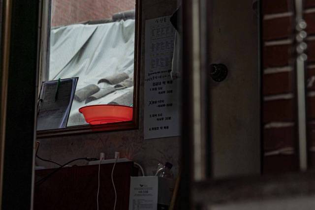 ▲ 집 내부에는 치매를 앓는 어머니를 위한 메모가 붙어 있다. ⓒ이승우