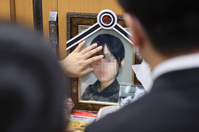 4일 오후 경기도 성남시 국군수도병원 장례식장 영안실에 놓인 남성 선임 부사관으로부터 성추행당한 피해 신고 뒤 극단적인 선택을 한 공군 여성 부사관의 영정을 유가족이 어루만지고 있다. 2021.6.4 연합뉴스
