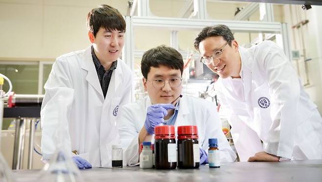 연세대 신소재공학과 연구팀이 액체 정보를 감지하는 연구를 하고 있다. 연세대는 올해 QS 세계대학평가에서 79위에 올랐다. 100위 안에 든 국내 대학 가운데 작년 대비 순위 상승 폭(6계단)이 가장 컸다. /연세대